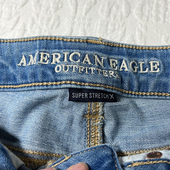 ⭐️American Eagle super stretch cuffed cut off denim light wash shorts size 6 - Picture 2 of 8